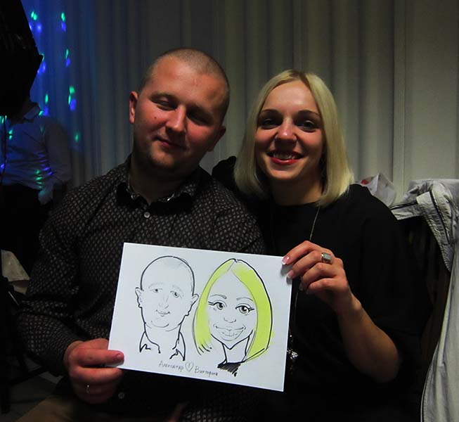 Шаржист на корпоратив
    Михаил Шабалин,Минск,Калининград,парочка показывает свой шарж в ресторане