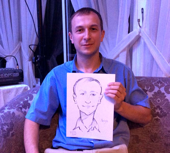 Леня держит свой шарж от Мишеля на свадьбе
