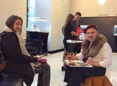 шаржист Мишель, шаржист Михаил Шабалин  на свадьбе в магазине 