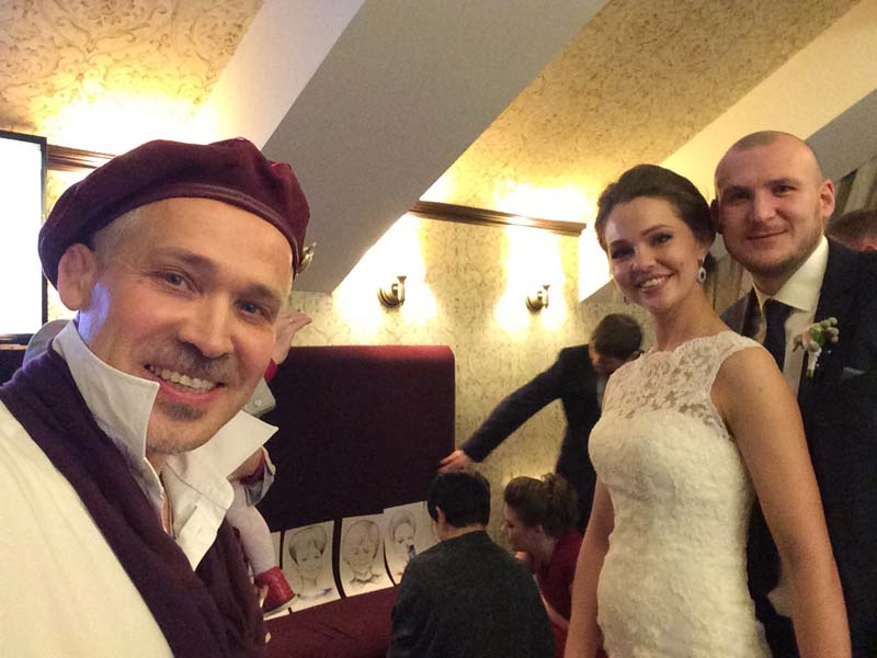  Шаржист делает выставку шаржей для жениха и невесты