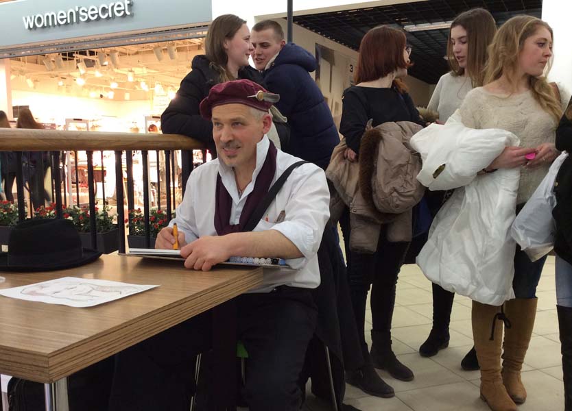  Шаржист Мишель  рисует шаржи для жениха и невесты