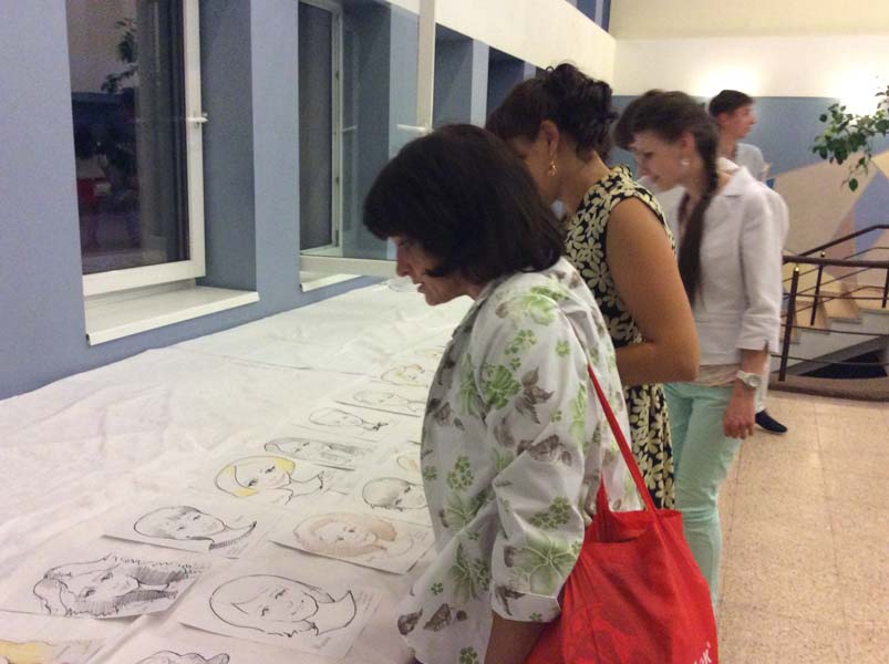 Выставка шаржей на свадьбе в ресторане Седьмое небо корпоратив медиков аптекарей